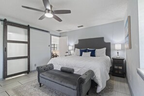 3 室のベッドルーム、デスク、アイロン / アイロン台、WiFi (無料)