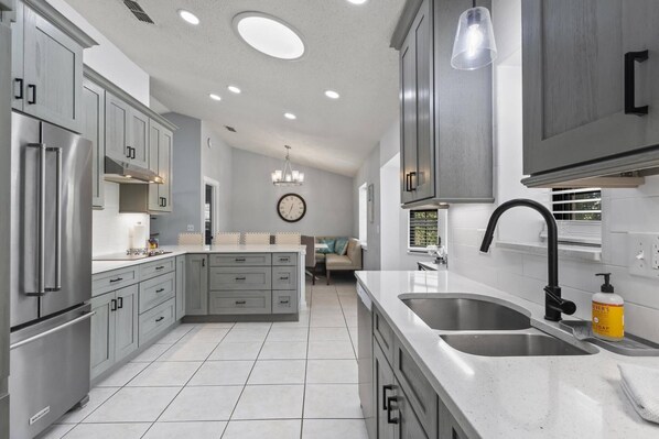 冷蔵庫、電子レンジ、オーブン、コンロ