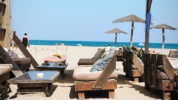Sombrillas, toallas de playa y kayaks