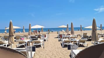 Sombrillas y toallas de playa