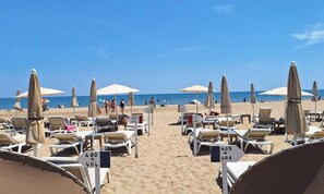 Sonnenschirme, Strandtücher, Kajakfahren