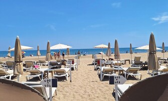 Sombrillas, toallas de playa, kayak