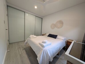 2 dormitorios, escritorio, wifi gratis y ropa de cama