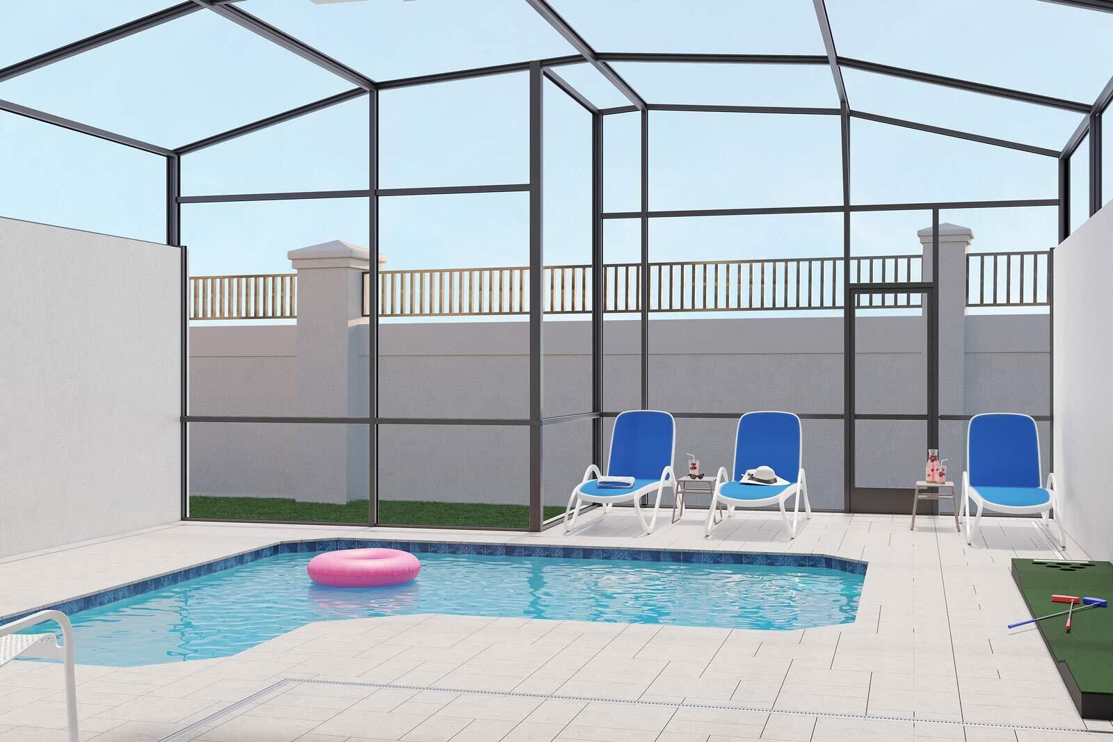 Une piscine entourée de parois en verre, des chaises longues bleues et un flotteur rose gonflable.