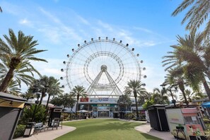 A Ferris wheel at ICON Park with palm trees and outdoor seating areas. - Vor5438aa: 4 Bed, Ogre's Grove, Pool (Orlando)