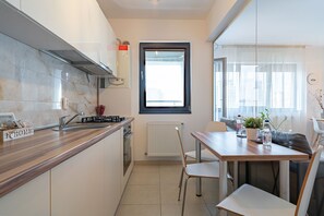 Fridge, microwave, oven, stovetop