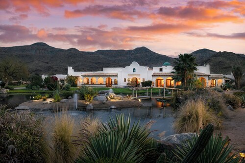 The Pond Estate by AvantStay | Designer Compound w/ Multiple Pools, Tennis, View