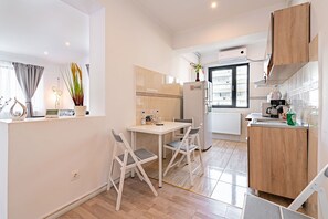 Fridge, microwave, oven, stovetop - Cozy apartment, spacious with a big terrace (București)