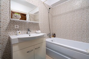 Hair dryer, towels, soap, shampoo - Cozy apartment, spacious with a big terrace (București)