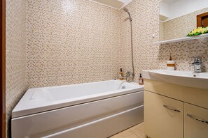Sèche-cheveux, serviettes fournies, savon, shampoing