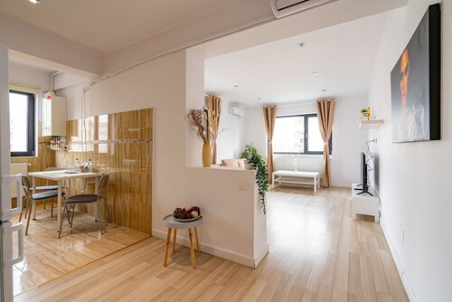 Spacious 1BR Apartment, 15 min from the City Center