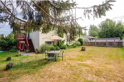 Clean safe private bedroom, comfy bed, keyless entry, no stairs, on bus routes