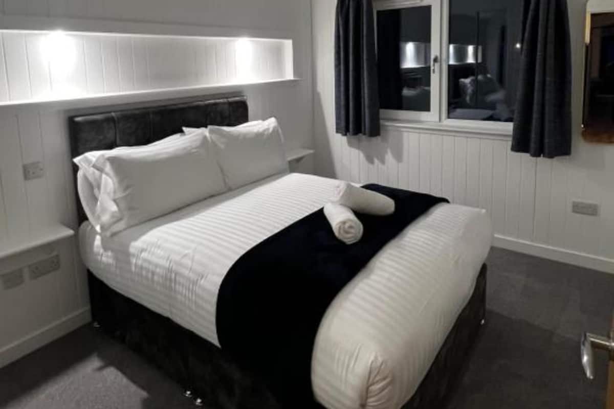 3 bedrooms, premium bedding, blackout drapes, soundproofing