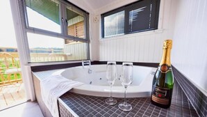 Unclassified image, 4 of 107, button - Silverwood Luxury Lodge Resort (Perth)