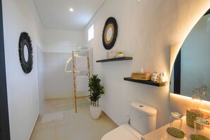 Shower, hair dryer, bidet, towels
