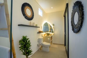 Douche, sĂšche-cheveux, bidet, serviettes fournies