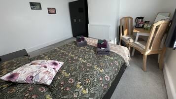 1 makuuhuone, tallelokero huoneessa, silitysrauta/-lauta