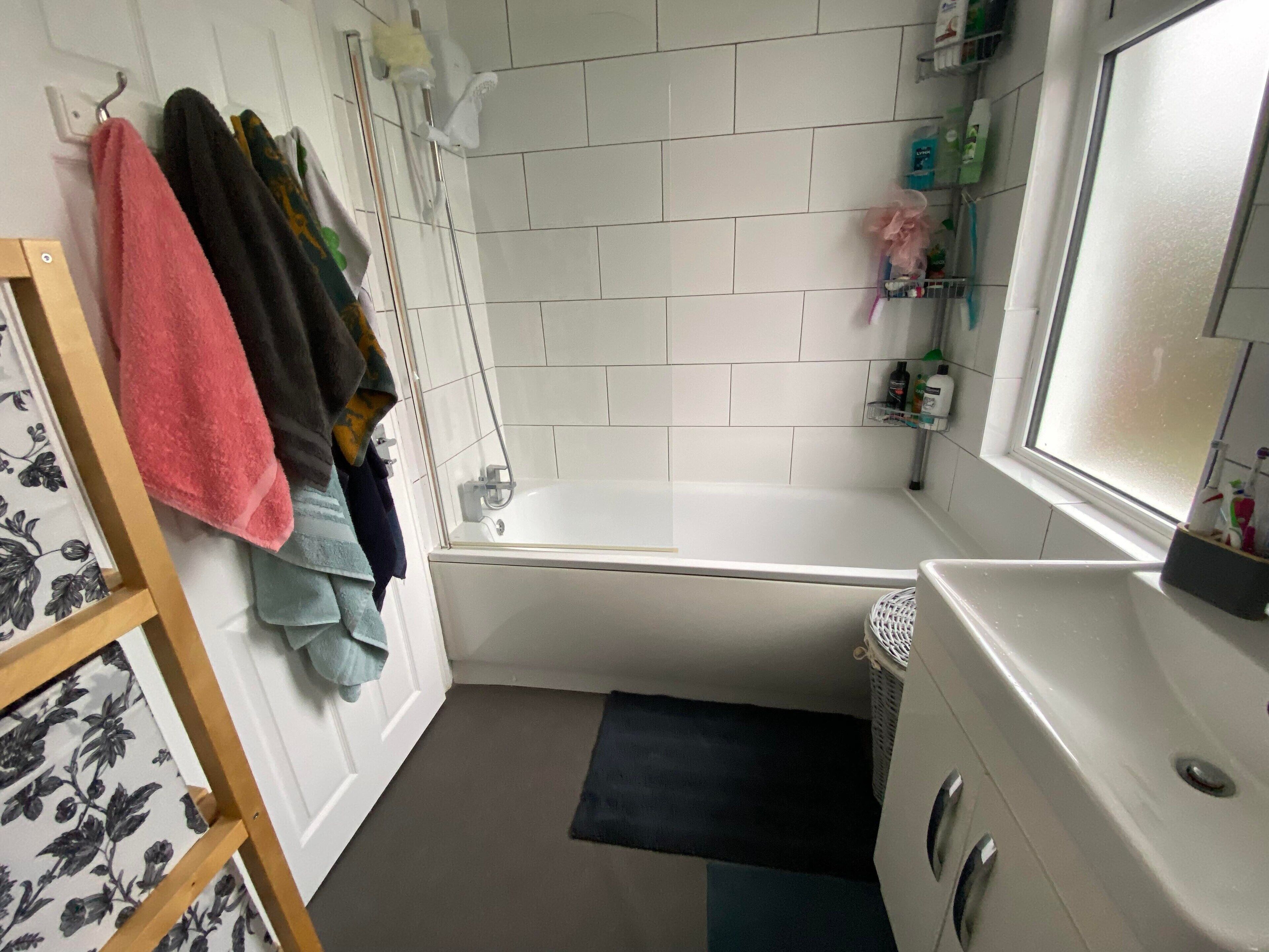 Hiustenkuivaaja, pyyhkeet, saippua, sampoo