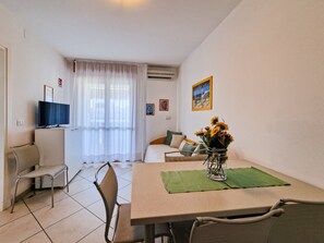 Appartement, 1 chambre, balcon, vue sur l’océan | Salle de séjour