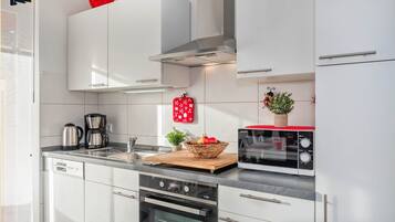 KĂŒhlschrank, Mikrowelle, Ofen, Herdplatte