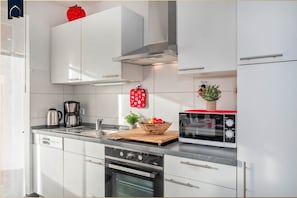 Køleskab, mikrobølgeovn, ovn, kogeplade