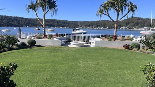 Waterfront apartment, stroll to cafes, restaurants