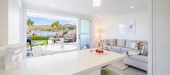 Waterfront apartment, stroll to cafes, restaurants