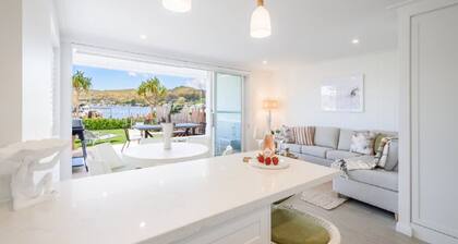 Waterfront apartment, stroll to cafes, restaurants