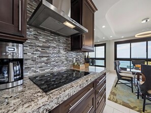 ثلاجة، ميكروويف، فرن، موقد طهي مسطح