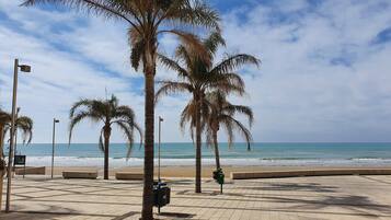 Pantai di sekitar dan pasir putih