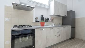 Apartemen Comfort | Dapur pribadi | Lemari es besar, oven, kompor, dan ketel listrik