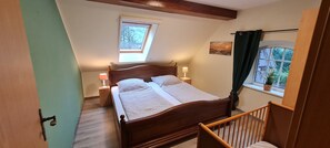 3 habitaciones, tabla de planchar con plancha, cuna de viaje y wifi 