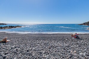 Una spiaggia nelle vicinanze