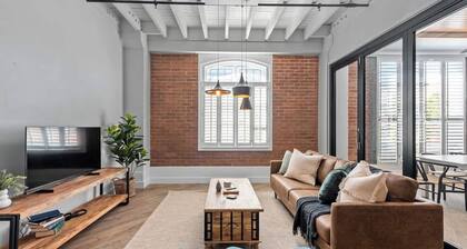 Luxurious Woolstore Living! ~Teneriffe
