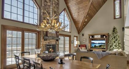 EVL Chalet w/ hot tub on a private lot in the woods and only 3.9 miles to the village!