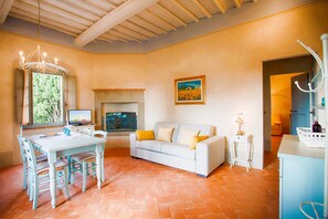 Apartment | Living area | 24-inch flat-screen TV with cable channels, fireplace - Farmhouse in Castiglion Fibocchi (Castiglion Fibocchi)