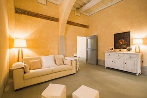 Apartment | Living area | 24-inch flat-screen TV with cable channels, fireplace - Farmhouse in Castiglion Fibocchi (Castiglion Fibocchi)