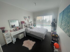 4 habitaciones, tabla de planchar con plancha, wifi y ropa de cama