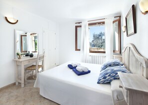 3 bedrooms, in-room safe, iron/ironing board, travel cot