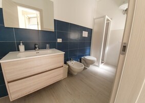 Comfort Apartment | Bathroom | Shower, hair dryer, bidet, towels