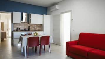 Appartamento Comfort | Cucina privata | Frigorifero con congelatore, bollitore elettrico