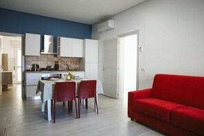Comfort Apartment | Private kitchen | Full-size fridge, electric kettle, cookware/dishes/utensils - Appartamento Orfeo (Ragusa)