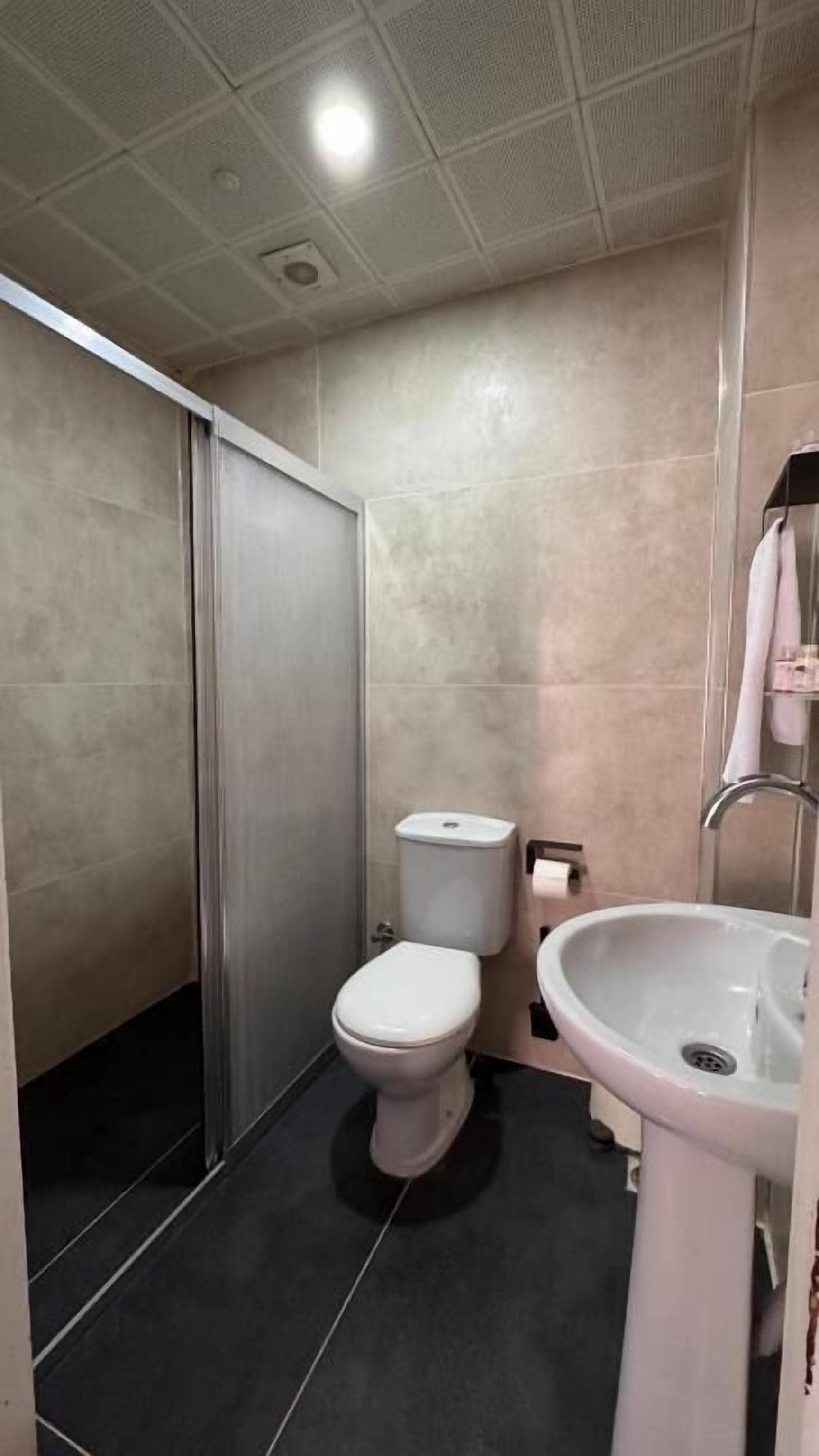 Quarto triplo luxo, para não fumantes, vista para o rio | Banheiro | Produtos de toalete grátis, secador de cabelo, chinelos, bidê