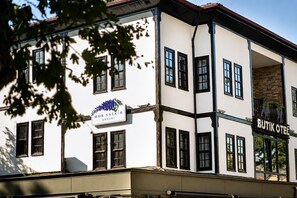 A building with a sign for 'MOR SALKIM KONAGI' and 'BUTIK OTE'. - Mor Salkim Konagi (Amasya)