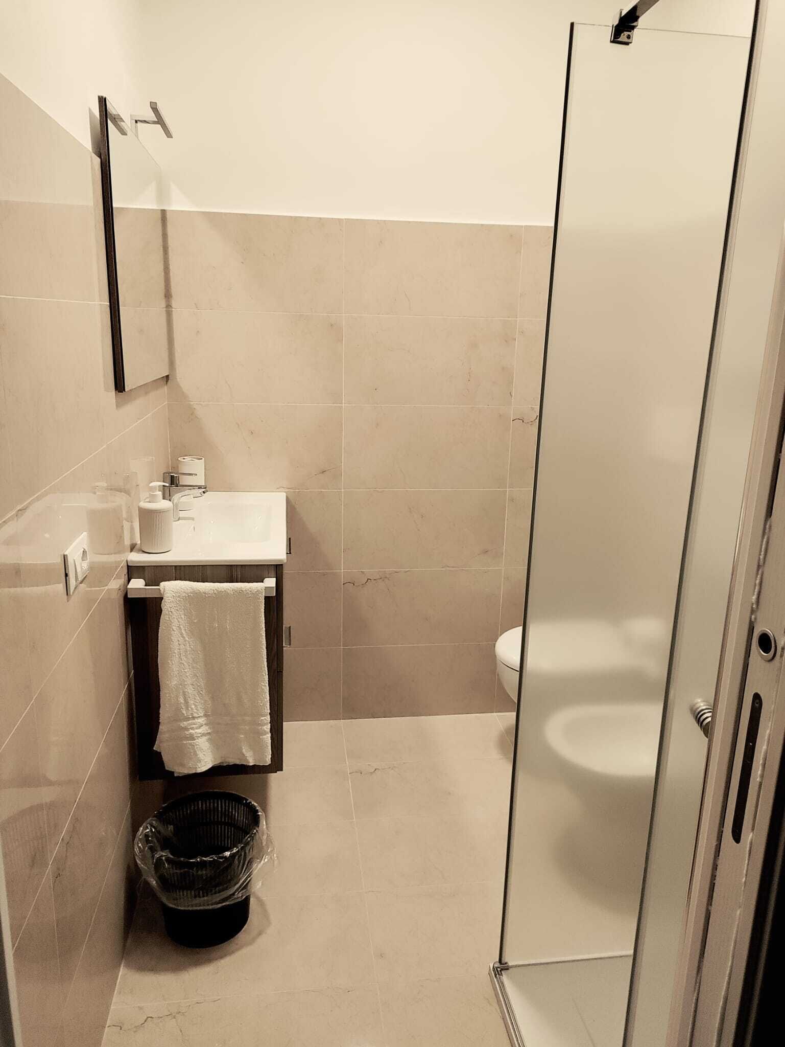 Doccia, asciugacapelli, bidet, asciugamani