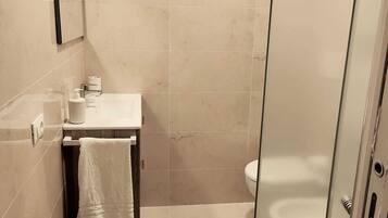 Doccia, asciugacapelli, bidet, asciugamani