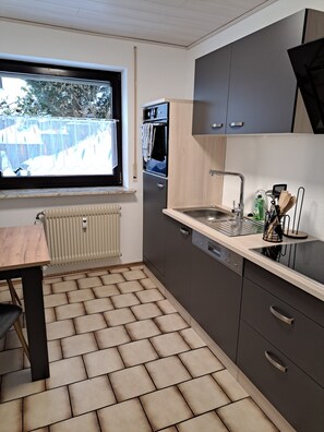 Kühlschrank, Ofen, Herdplatte, Geschirrspüler