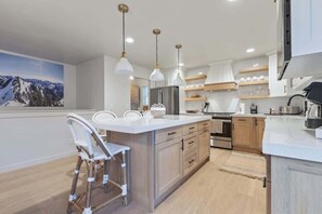 Køleskab, mikrobølgeovn, ovn, kogeplade