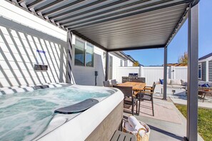 Outdoor dining - Heber Getaway | Hot Tub | Pet-Friendly | Game Room (Heber City)