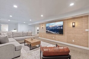 Una televisión, una chimenea, una oficina